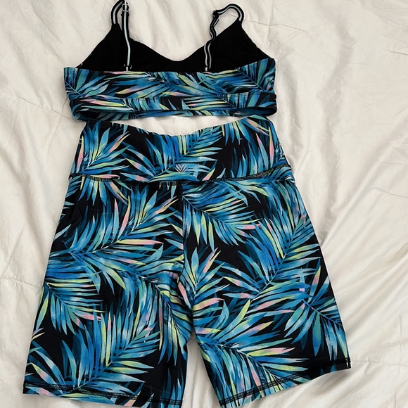 Women’s Work Out Set - Picture 2 of 3